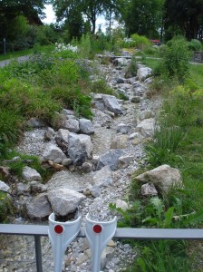 Krücken alias Gehhilfen im Park