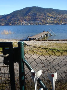 Der Tegernsee lockt auch Spaziergänger mit Krücken. 