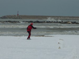 Ein Langläufer im Schnee am Adria-Strand - historischer 4. Februar 2012!