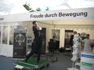 Eichenrieds Golf-Akademie-Leiter Patrick Wolferstätter auf der Posturomed-Plattform für Golfer.