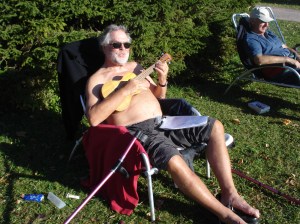 Gut gelaunter Hüft-Patient mit Ukulele im November (!) im Klinikgarten von St. Hubertus am Tegernsee.