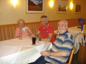 Christine, Hubert und Hans (v. l. n. r.) beim Wattn in Bad Heilbrunn. Man beachte rechts unser Krücken-Depot.