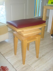 Das Sitzen auf dem wackligen Mi Shu-Stuhl mobilisiert und kräftigt die Wirbelsäule.