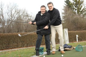 Doppel-TEP-Träger Heinz Meixner (links) und sein Operateur Dr. Christian Carl beim doppelten Carving Golfschwung.