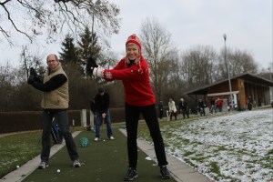 Die Buchautoren Peter Herrchen und Heidi Rauch winterlich warm angezogen beim Carving Golfen.