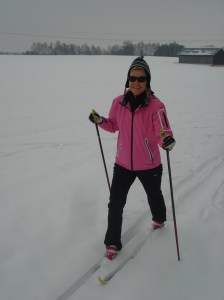 Heidi beim Langlaufen über ungespurte Felder