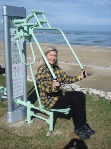 Hercules-Gerät sorgt für Heidis Fitness am Adria-Strand.