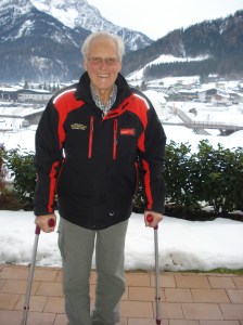 Andrä Brandtner, fast 85-jähriger Chef der Bergbahnen Steinplatte in Waidring, Tirol, eine Woche nach seiner zweiten Hüft-OP schon wieder flott auf Krücken unterwegs.