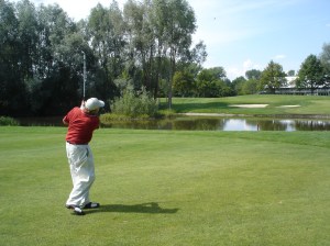 Doppel-Hüft-Tep-Träger Alfred Ploch auf Bahn B 9 des Golfclubs München Eichenried