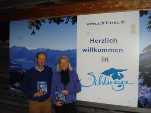 Autorin Heidi Rauch und TV-Journalist Michael Pause mitsamt Mutmach-Ratgeber-Büchern am Schliersee
