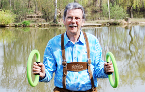 Der Smovey-Erfinder mit seinen Fitness-Ringen.