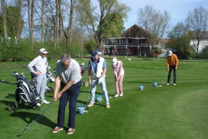Das Chippen ohne Rotation kann man als Golfer auch schon sechs bis acht Wochen nach der Hüft-OP üben.