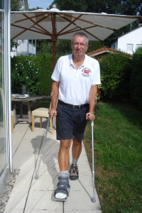 Krücken-Recycling: Michael geht mit Fuß-Orthese im Vier-Punkt-Gang.