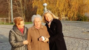 Armbruch mit 92! Meine Tante, Mitte, hat tatsächlich in beiden Händen Einkaufstüten gehabt anstatt sich am Geländer festzuhalten!