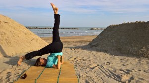 Bewegung geht überall! Hier meine Yoga-Freundin Stefanie am Strand von Cupra Marittima.