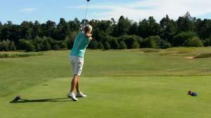 Schonschwung mit ausgestelltem linken Fuß, damit der gluteus nicht schmerzt.