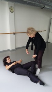 Floor Barre-Training mit Profi-Tänzerin Birgitta Trommler, stehend, und Schülerin Ingrid