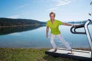 Nicole Gramsl trainiert auf dem Stepper die seitlichen Hüftmuskeln. 