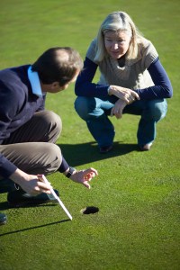 Kniebeugen der speziellen Art: Eichenrieds Geschäftsführer Wolfgang Michel erklärt mir den Aufbau der neuen Grüns.