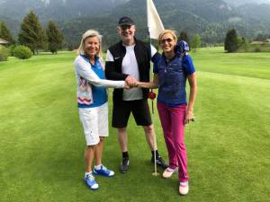Arthrose-Treffen auf dem Golfplatz: Titanhüften-Heidi, Hüft-Operateur Dr. Raimund Völker, und Bloggerin Barbara Egger