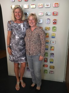 Heidi mit Ulrike vor den Sardinenbüchsen in der Berliner Sardinenbar