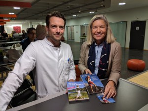 Dr. Tobias Winkler,  Leiter Muskuloskeletale Zelltherapie an der Charité, bekommt von mir unsere Mutmach-Ratgeber zur Lektüre.