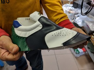 Enrico Belleggia legt das weiche Kalbsleder über einen Leisten, der auch an Hallux Valgus-Füße angepasst werden kann