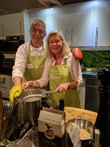 Mein Mann und ich bei unserer letzten Olivenölschule in der Bio-Kochschule Friedrich in Berlin