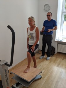 Mein Fuß auf der Wackelplattform steuert einen Kreis auf dem Bildschirm.