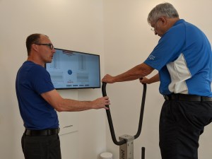 Auch Michaels Hirn wird lernen, dass der Haltegriff trotz Wackeluntergrund nicht nötig ist.